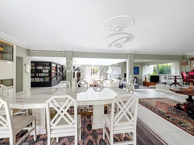 Villa - 300 m² - 7 pièces