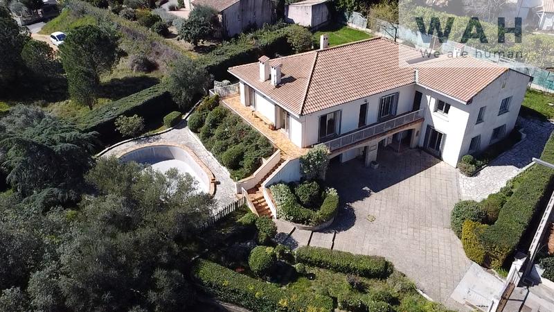 Villa - 241 m² - 10 pièces