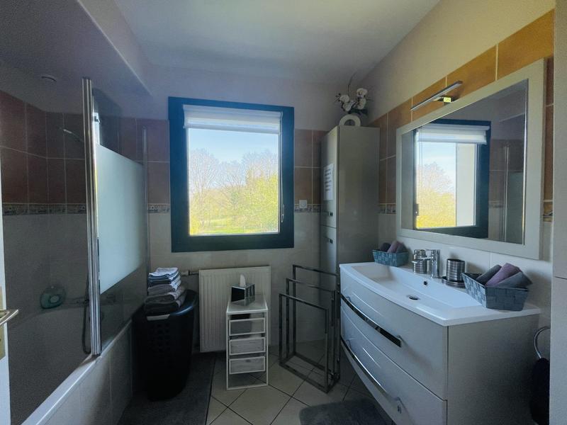 Pavillon - 256 m² - 8 pièces