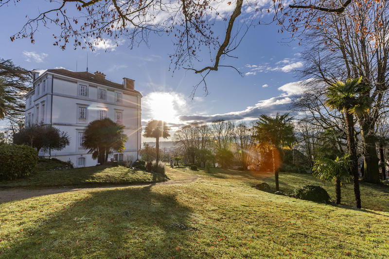 Propriété - 900 m² - 15 pièces