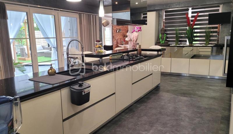 Maison - 239 m² - 8 pièces