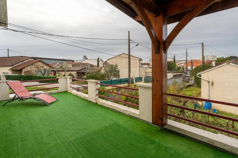 Maison - 220 m² - 10 pièces