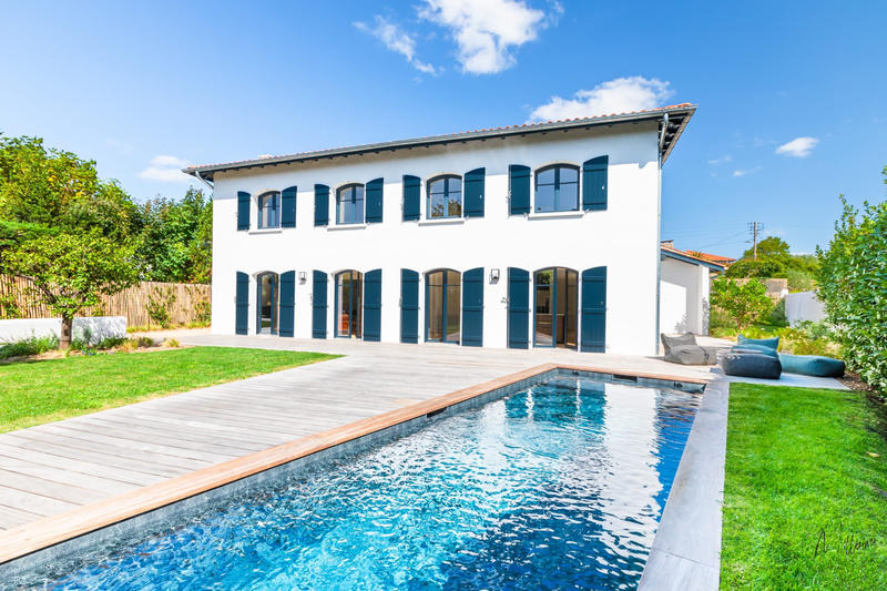 Maison - 231 m² - 7 pièces