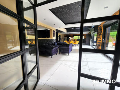 Maison - 325 m² - 8 pièces