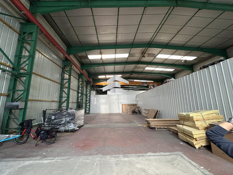 Local d'activités - 916 m²