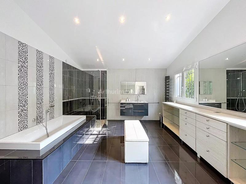 Maison - 378 m² - 7 pièces