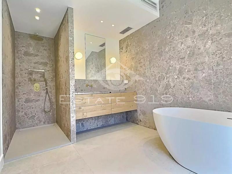 Villa - 289 m² - 8 pièces