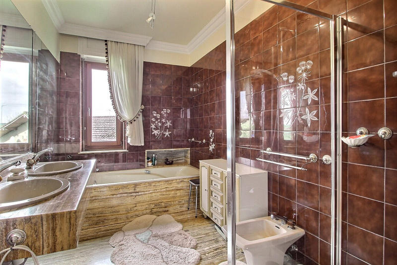 Maison - 222 m² - 8 pièces