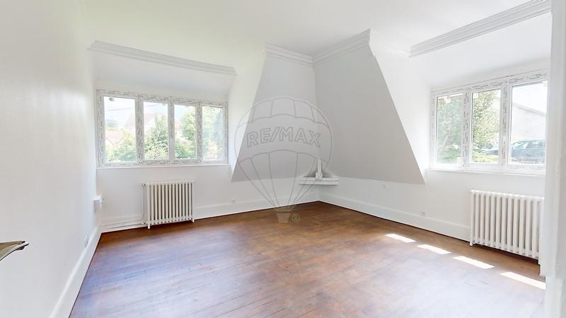 Maison - 233 m² - 8 pièces