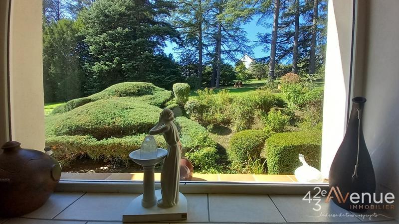 Propriété - 241 m² - 10 pièces