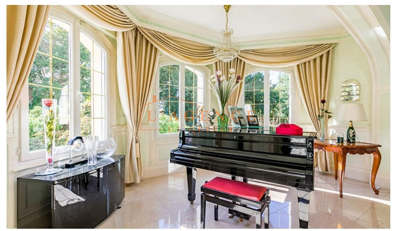 Propriété - 505 m² - 9 pièces