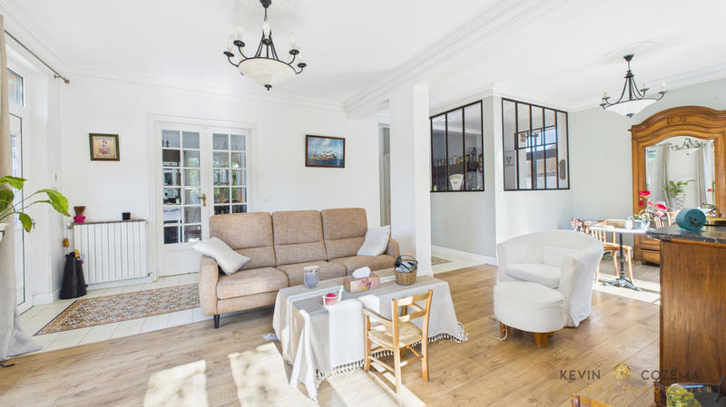 Maison - 212 m² - 10 pièces