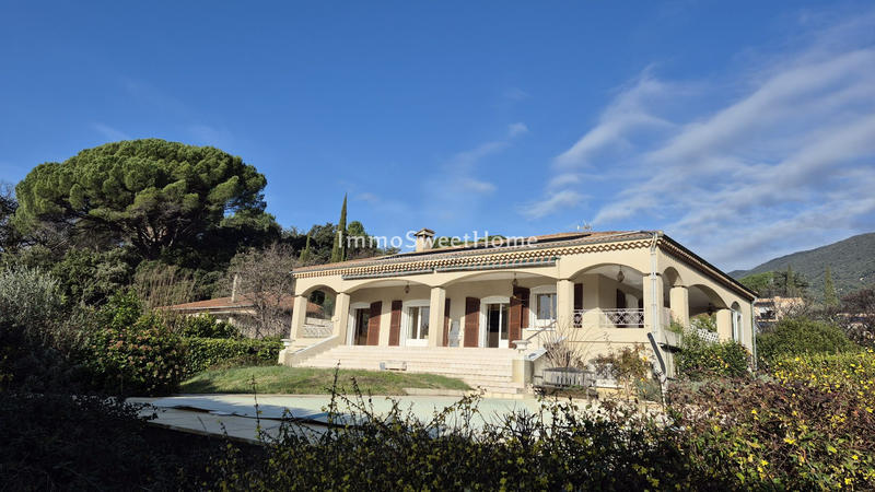 Villa - 242 m² - 9 pièces