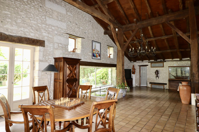 Maison - 460 m² - 9 pièces