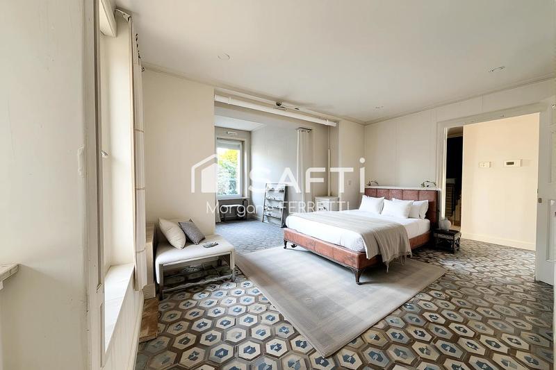 Maison - 250 m² - 7 pièces