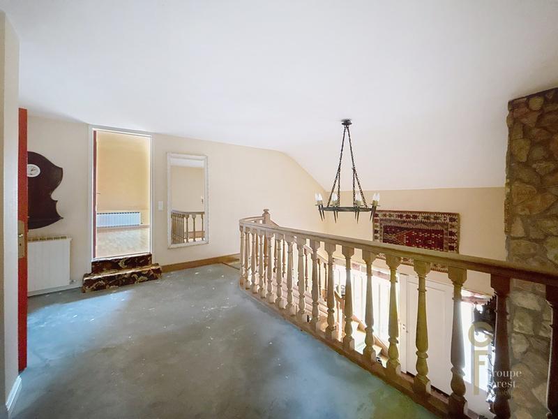 Maison - 242 m² - 7 pièces