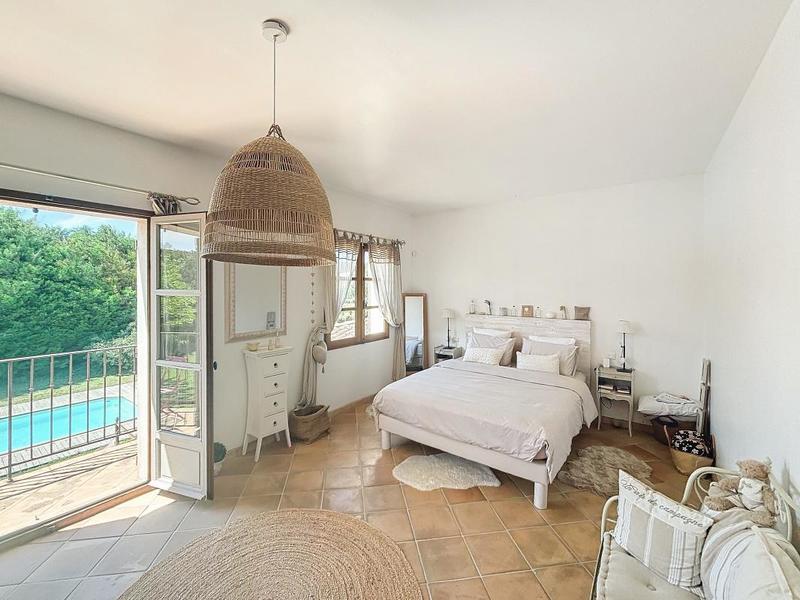 Villa - 240 m² - 6 pièces