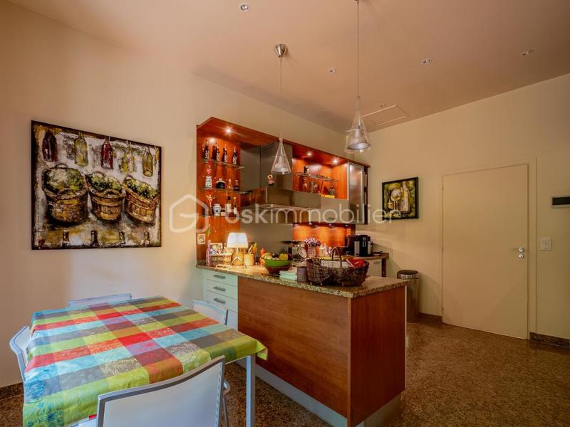 Demeure - 260 m² - 9 pièces