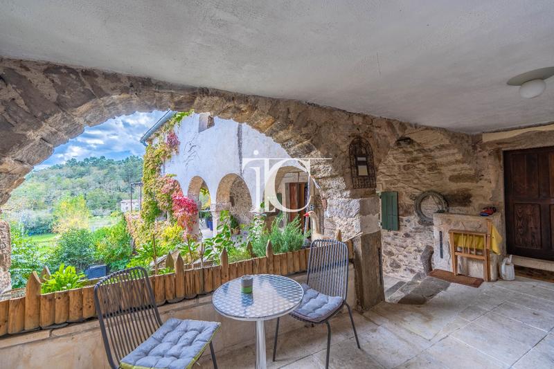 Maison - 302 m² - 8 pièces