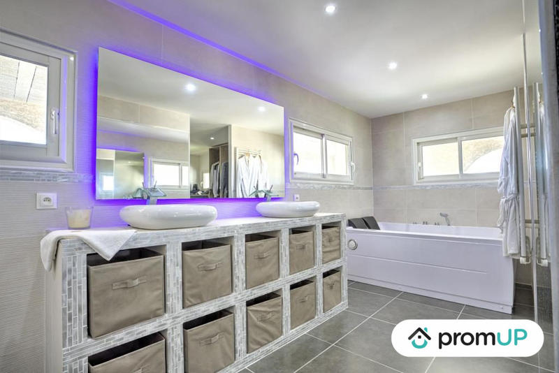 Maison - 330 m² - 6 pièces