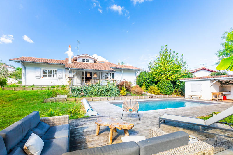 Maison - 180 m² - 8 pièces