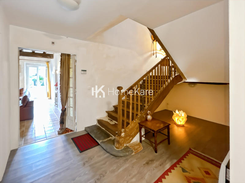 Maison - 330 m² - 8 pièces