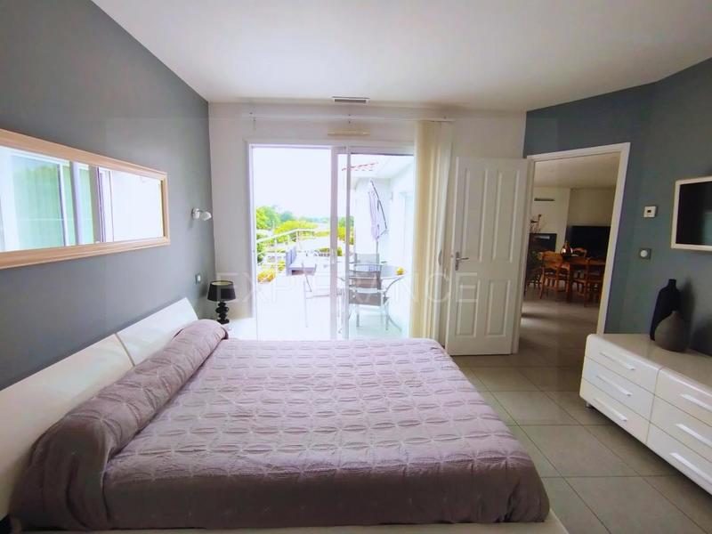 Maison - 254 m² - 10 pièces