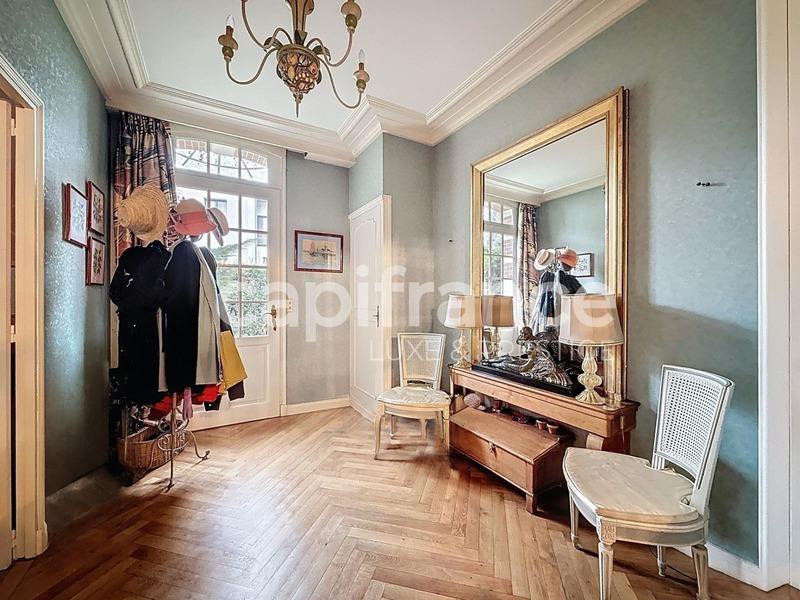 Maison - 305 m² - 9 pièces