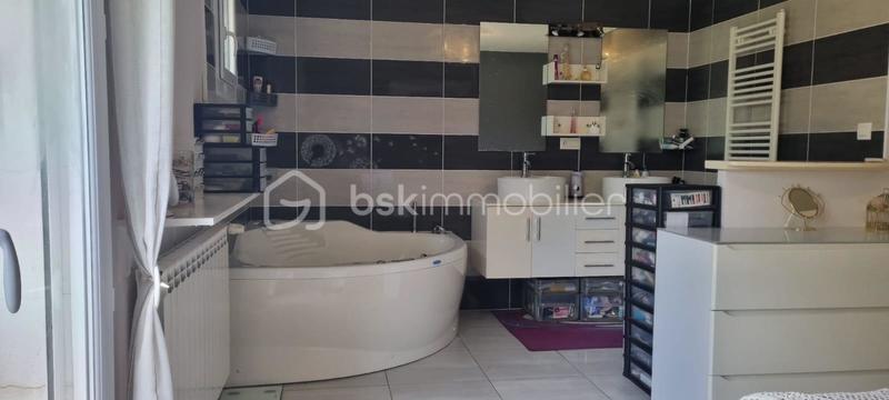 Maison traditionnelle - 168 m² - 4 pièces