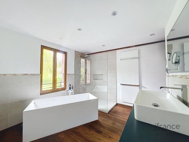 Maison - 210 m² - 6 pièces