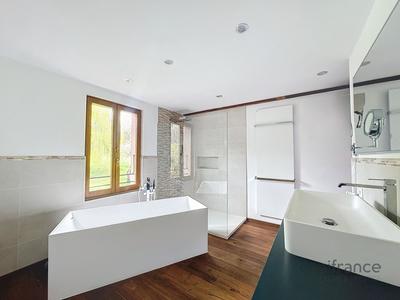 Maison - 210 m² - 6 pièces