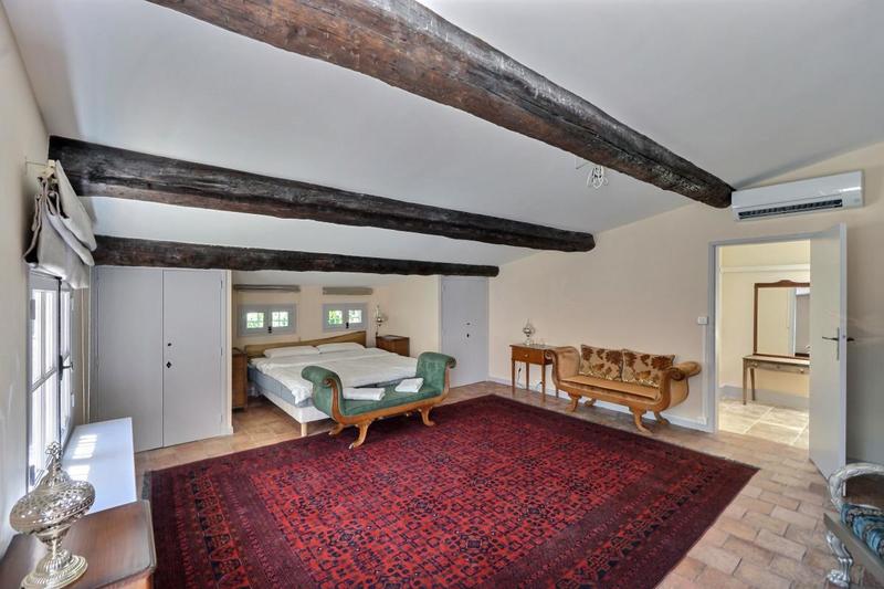 Mas - 360 m² - 11 pièces