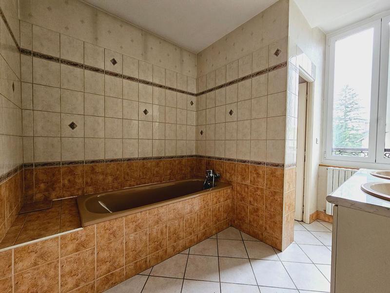 Maison - 285 m² - 9 pièces