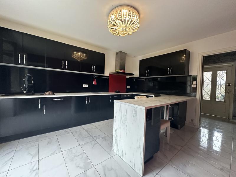 Maison - 202 m² - 9 pièces