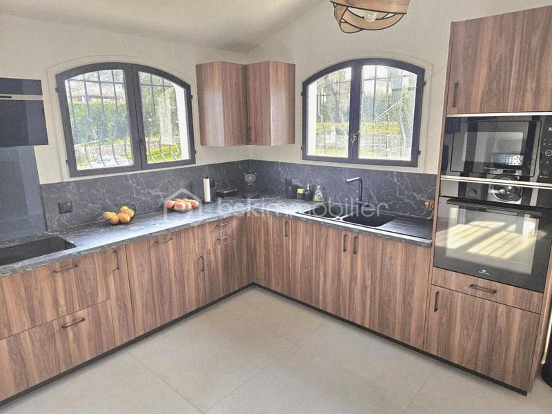 Propriété - 208 m² - 6 pièces