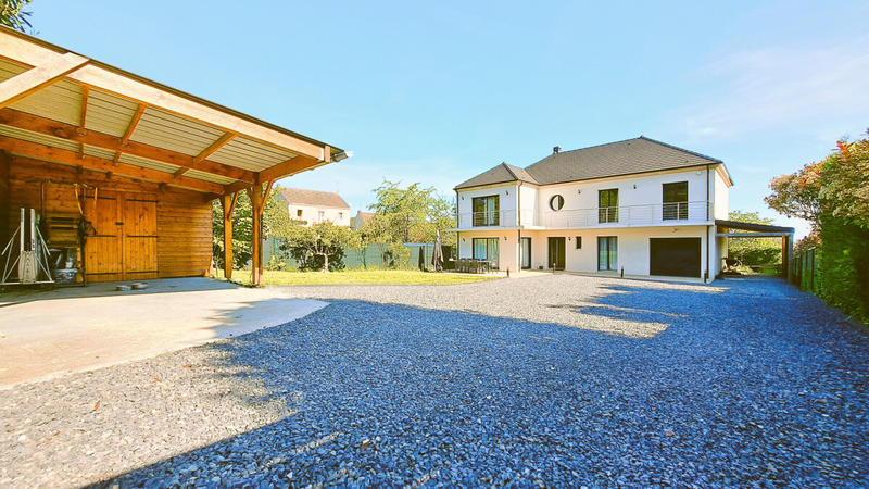 Maison - 210 m² - 8 pièces