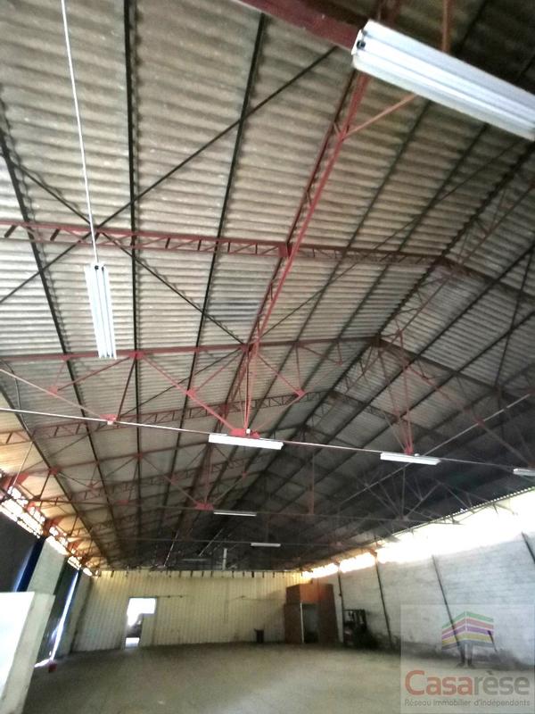 Entrepôt - 1 200 m² - 8 pièces