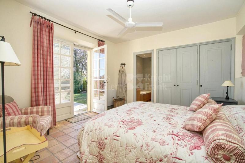 Propriété - 360 m² - 9 pièces