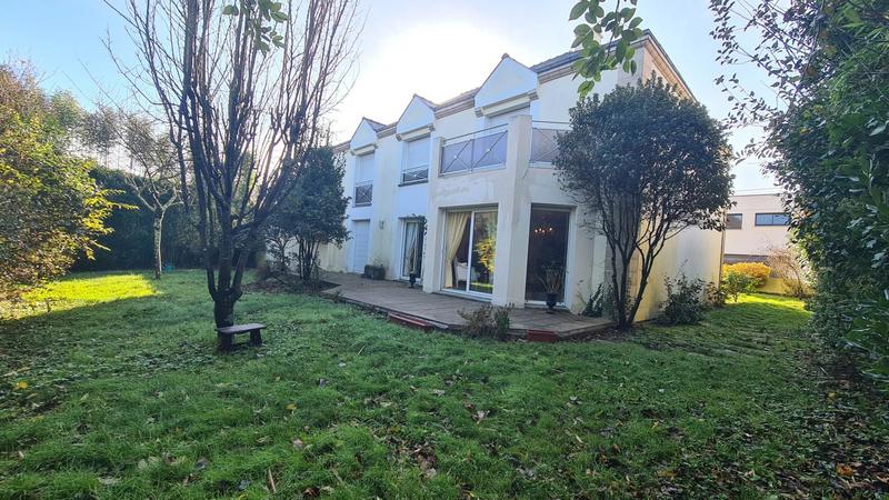 Maison - 220 m² - 7 pièces