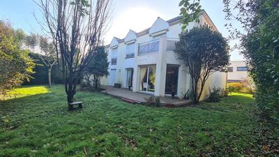 Maison - 220 m² - 7 pièces