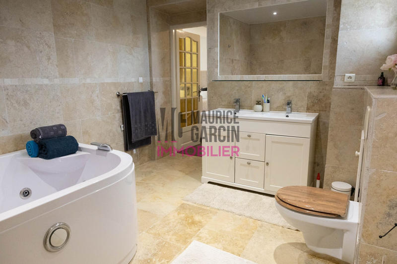 Maison - 238 m² - 6 pièces