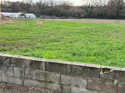 Terrain constructible - 1 080 m²