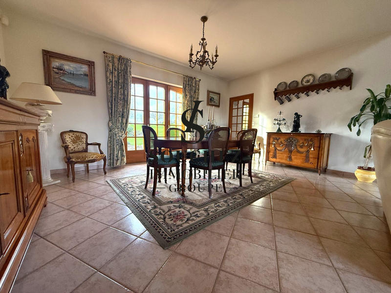 Maison - 202 m² - 7 pièces