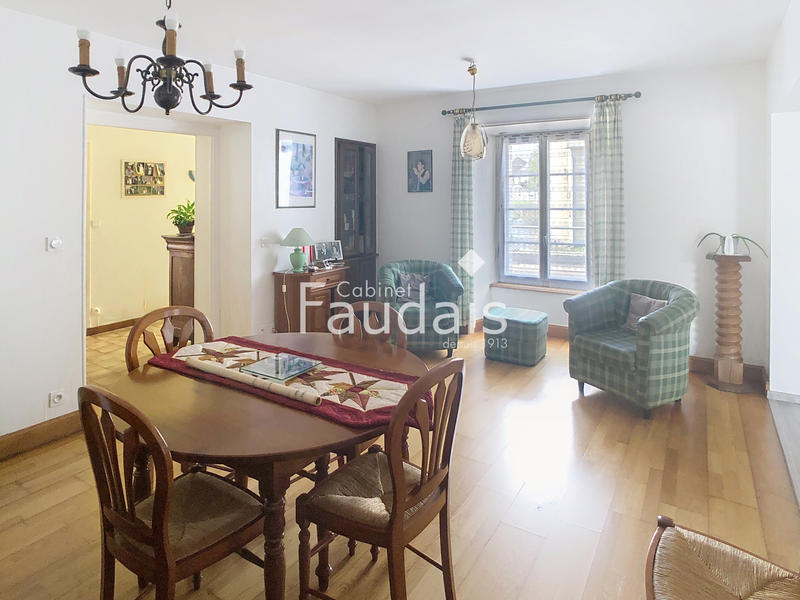 Maison - 240 m² - 9 pièces