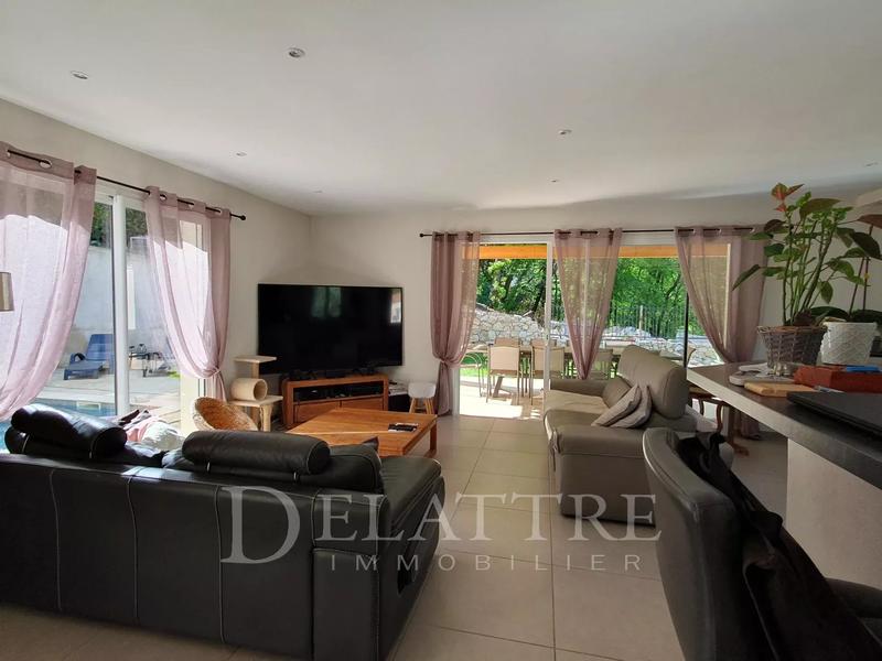 Maison - 180 m² - 8 pièces