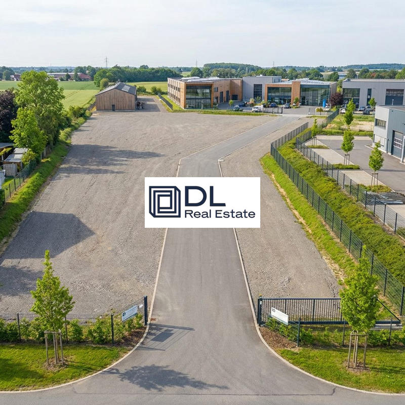 Terrain commercial - 1 700 m²