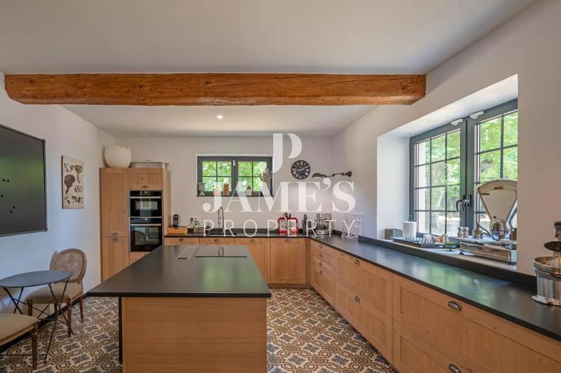 Maison - 420 m² - 8 pièces