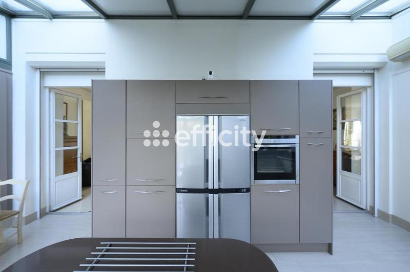 Maison - 223 m² - 9 pièces