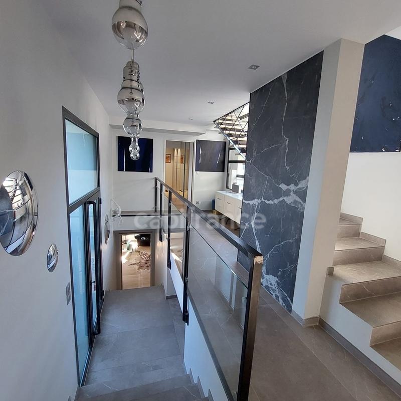 Maison - 400 m² - 12 pièces