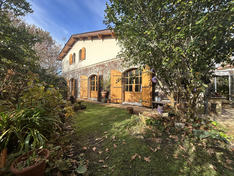 Maison - 221 m² - 8 pièces